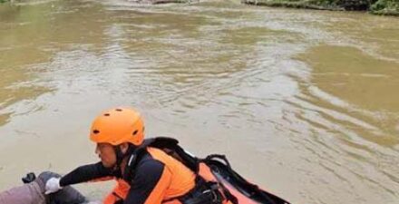 Tim SAR mengevakuasi jasad kakek dan cucu yang dilaporkan hilang usai hanyut di sungai