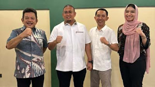 Calon Ketua KONI Dharmasraya Junaindra Sumawan bersama anggota DPR RI Andre Rosiade foto bersama tokoh masyarakat