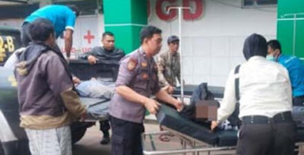 Petugas mengevakuasi dua pelajar SMA yang kritis