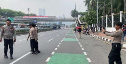 HOSTUM, Buruh Serbu DPR dan Istana, Tuntut Perbaikan Upah