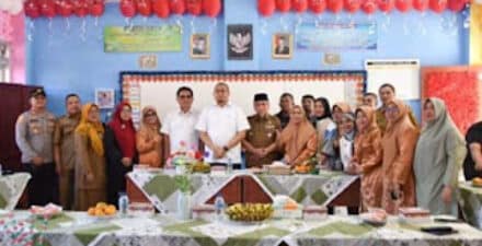 Wawako Maigus Nasir dampingi Andre Rosiade saat mengecek program MBG di Padang.