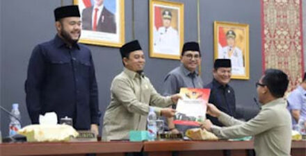 Wali Kota Padang, Fadly Amran, menghadiri Rapat Paripurna DPRD