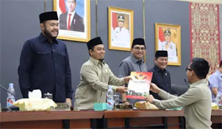 Wali Kota Padang, Fadly Amran, menghadiri Rapat Paripurna DPRD