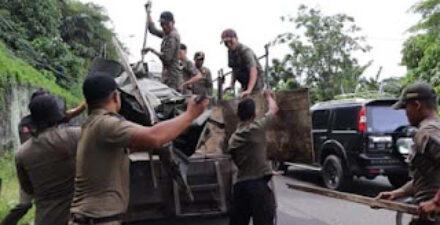 Petugas Satpol PP Padang tertibkan lapak di Jalan Sutan Syahrir.