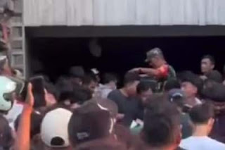 Prajurit TNI turun tangan menenangkan massa di kediaman anggota DPR