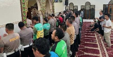 Personel Polda Sulut bersama komunitas ojol menggelar salat gaib