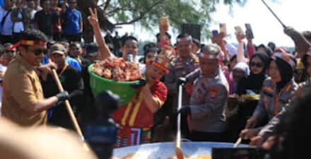 Polda Sumbar sabet rekor MURI untuk memasak lobster saus Padang terbanyak.