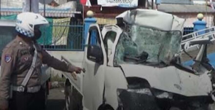 Truk Fuso Kabur Usai Tabrak Pikap Muatan Sayur di Sumsel