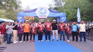 Wako Pariaman Yota Balad membuka iven lari Pariaman Fun Run 2025.