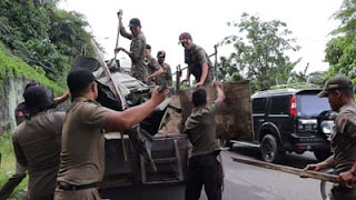 Petugas Satpol PP Padang tertibkan lapak di Jalan Sutan Syahrir.