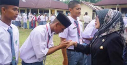 Wakil Bupati Dharmasraya, Leli Arni menyalami