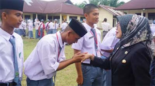 Wakil Bupati Dharmasraya, Leli Arni menyalami