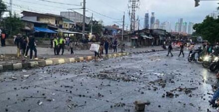Jalan Raya Pejompongan, Jakarta Pusat, dipenuhi batu buntut demo di depan Gedung DPR yang berujung ricuh, Kamis (28/8/2025).