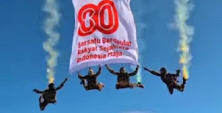 Atraksi Penerjun Payung TNI Sukses di Monas