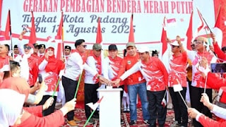 Pencanangan gerakan pembagian bendera merah putih di Padang.