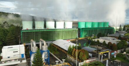 Indonesia mempercepat pengembangan energi panas bumi .