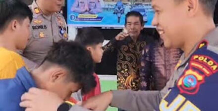 Kasat PJR Dilantas Polda Sumbar, AKBP Sndis Anshori, kunjungi panti asuhan.