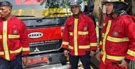 Damkar Padang Padamkan Kebakaran di Teluk Kabung Utara