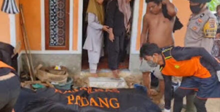 Tim SAR mengevakuasi korban hanyut air bah di Pasaman Barat.