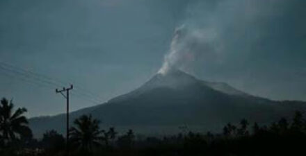 Gunung Lewotobi Laki-laki saat mengalami erupsi.