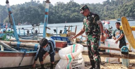 TNI Bersama Warga Jaga Laut: Sentuhan Hangat Danrem 083/Bdj di Pantai Sendang Biru