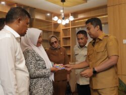Wagub Sumbar Vasko jamu Makan Siang Bidan Dona Penyeberang Sungai Di Pasaman Yang Viral Di Medsos