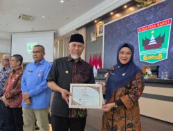 Kepala Biro Organisasi Raih Dua Penghargaan SAKIP, Diserahkan Langsung oleh Gubernur Sumatera Barat