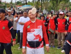 Sekda Kapuas Ikut Lomba Makan Kerupuk, Warnai Semarak HUT ke-80 RI