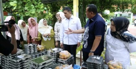 Wako Yota Balad Dampingi Ade Rezki Tinjau Program MBG di Kota Pariaman