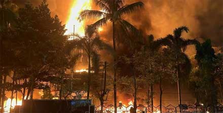 Gedung DPRD Makassar dibakar massa.