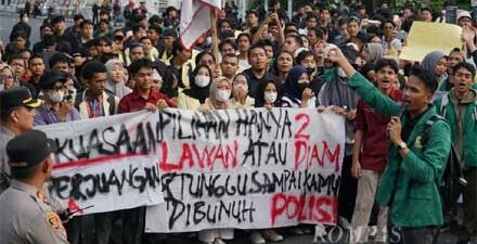 Ratusan massa demo di Mapolda Sumbar. (dok.kompas.com)