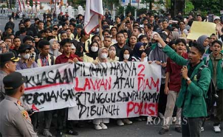 Ratusan massa demo di Mapolda Sumbar. (dok.kompas.com)