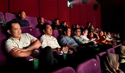 Bupati Pulang Pisau, Ahmad Rifa’i, mengajak jajaran pejabat di lingkungan Pemerintah Kabupaten Pulang Pisau menonton film bertema perjuangan Tentara Nasional Indonesia (TNI) berjudul "Believe – Takdir, Mimpi, Keberanian" di Bioskop XXI Kuala Kapuas, Minggu (3/8/2025).