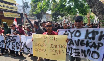 Warga Kabupaten Pati lakukan demontrasi dan ramai-ramai kirim surat ke KPK menuntut bupati agar diperiksa dalam dugaan kasus korupsi.