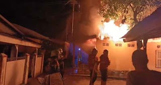 Damkar Padang Padamkan Api di Jalan Ujung Tanjung.