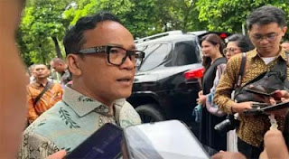 Demonstran mengibarkan bendera One Piece di Nepal.