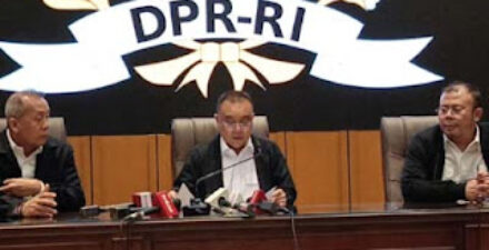 Wakil Ketua DPR Sufmi Dasco Ahmad (tengah)