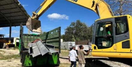 Kementerian PU mulai memperbaiki infrastruktur yang rusak akibat banjir bandang.