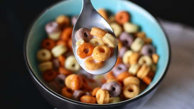 Ilustrasi jenis makanan ekstrudat.