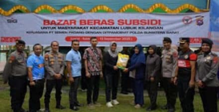 Bazar beras subsidi PT Semen Padang dan Polda Sumbar.
