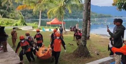 Evakuasi penembak ikan yang ditemukan meninggal di Danau Maninjau.