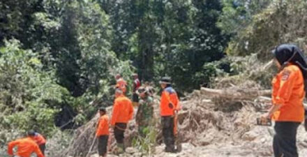 Tim Gabungan Bersihkan Material Longsor di Sungai Ngarai Sianok