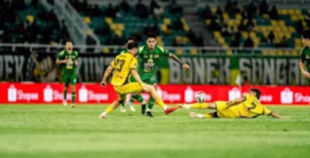 Gali Freitas saat berusaha melewati dua pemain Semen Padang FC.