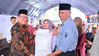 Gubernur Mahyeldi Serahkan Bantuan Pangan untuk Pedagang Terdampak.
