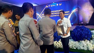 Ketua PWI Sumbar terima penghargaan dari Kapolda Sumbar.