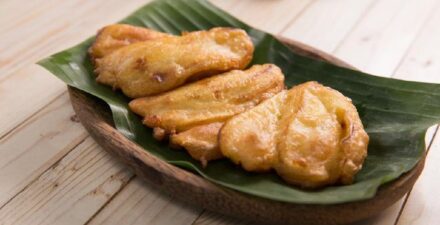 Bahan dan cara membuat pisang goreng terbilang hemat dan mudah.