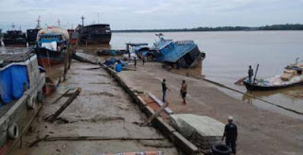 Warga Kuala Tungkal Jambi digegerkan oleh ambruknya Pelabuhan Bongkar Muat Tangga Raja Ulu.