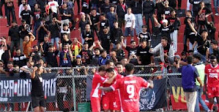Manajemen Semen Padang FC menurunkan harga tiket pertandingan kandang