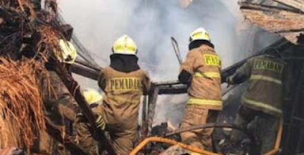 Sebuah workshop bengkel las di Pondok Kelapa, Duren Sawit, Jakarta Timur ludes terbakar
