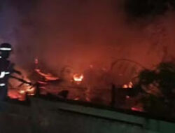 Petugas Damkar Padang Padamkan Kebakaran Kantin Sekolah